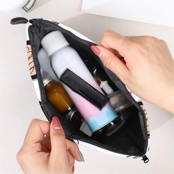 LARGE GRAPHIC PRINT HEARTS AND MAKEUP BAG - Picture 4 of 4